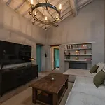 Historic With Loggia In * 哥尔顿